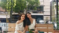 Ayu Maulida bahkan memiliki kegiatan sosial bernama Senyum Desa. Kegiatan ini bekerja untuk mengajar anak-anak di pelosok desa. Foto: instagram @ayumaulida97