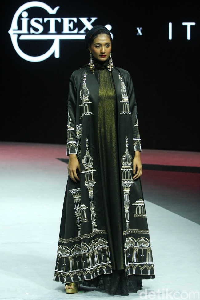 Desainer busana muslim Itang Yunasz menghadirkan koleksi busana muslim terbarunya bertajuk Opulence di Muslim Fashion Festival 2020, Jakarta Convention Center, Jakarta, Minggu [23/2/2020]. Foto: Mohammad Abduh/Wolipop.