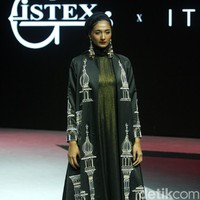 Desainer busana muslim Itang Yunasz menghadirkan koleksi busana muslim terbarunya bertajuk Opulence di Muslim Fashion Festival 2020, Jakarta Convention Center, Jakarta, Minggu [23/2/2020]. Foto: Mohammad Abduh/Wolipop.