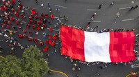 Para wanita di Peru juga turut menggelar aksi di peringatan Hari Perempuan Internasional. Bendera Peru berukuran rakasasa pun terllihat di parade yang diselenggarakan guna memperingati Hari Perempuan Internasional tersebut. AP Photo/Rodrigo Abd.