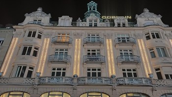 Ada AI Noise Reduction untuk pemotretan malam dengan mode normal. Cocok untuk memotret kota tua Luzern, Swiss (Oppo)