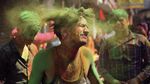 Keseruan Perang Bubuk Warna-warni di Festival Holi India