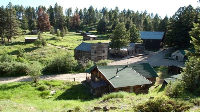 Jika kamu mencari pengalaman yang benar-benar menarik dan menegangkan maka kamu bisa mencoba tinggal di kota yang berada di Garnet, Montana, Amerika. Kota ini juga dikenal sebagai kota hantu karena tempatnya yang sangat sepi dan tidak memiliki penduduk. Foto: dok. buzznick