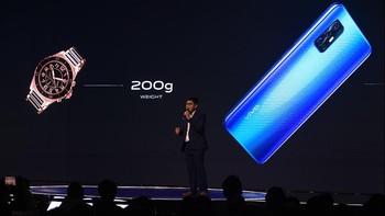 Hadir dengan dua pilihan warna, Arctic Blue dan Crystal White, vivo V19 sudah bisa dipesan lewat pre-order hingga 25 Maret 2020 di online store seperti Tokopedia dan Shopee. Foto: Ari Saputra/detikINET