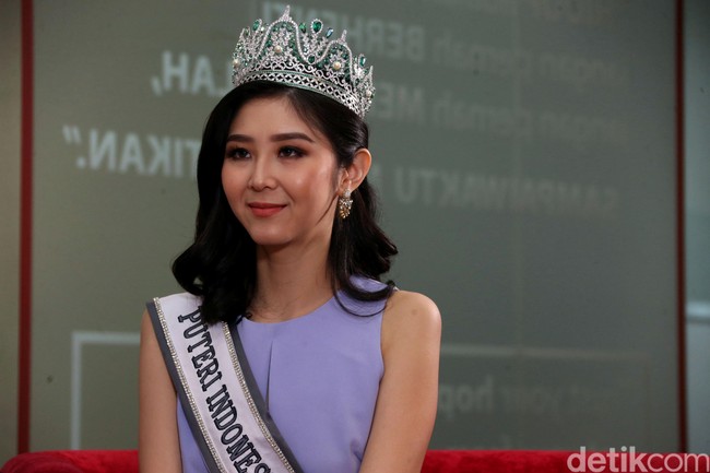 Dan wanita cantik ini adalah Runner Up 1 Puteri Indonesia 2020 atau Puteri Indonesia Lingkungan 2020 Putu Ayu Saraswati. Putu Ayu mengakui kecantikannya perpaduan antara Bali dan sedikit China. Ayu pun menceritakan pengalamannya mendaftarkan diri untuk mengikuti Puteri Indonesia 2020. Kata Ayu, dia mendaftar di saat detik terakhir pendaftaran akan ditutup.  Sebenarnya formulir aku baru sampai di Graha Mustika ratu hari Jumat saat sore, Seninnya sudah interview, ujarnya. Foto: Rengga Sancaya
