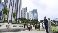 Kunjungan itu diisi dengan peletakan karangan bunga dan mendengarkan pembacaan puisi.