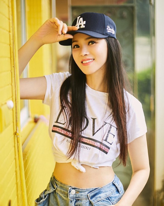 Dalam sebuah wawancara dengan Shin Min Daily News, Aniie Yi mengungkapkan bahwa dirinya mendorong wanita untuk tidak merasa malu dengan usia mereka. Ia pun menjelaskan bahwa selebriti wanita sering dievalusai oleh publik pada tiga poin. Foto: Instagam @annieyi0304