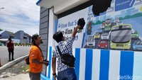 Namun Rizky belum bisa memberikan keterangan lebih banyak terkait detail perusakan pospol tersebut. Sebab, saat ini pelaku perusakan sudah diamankan dan sedang diperiksa.
