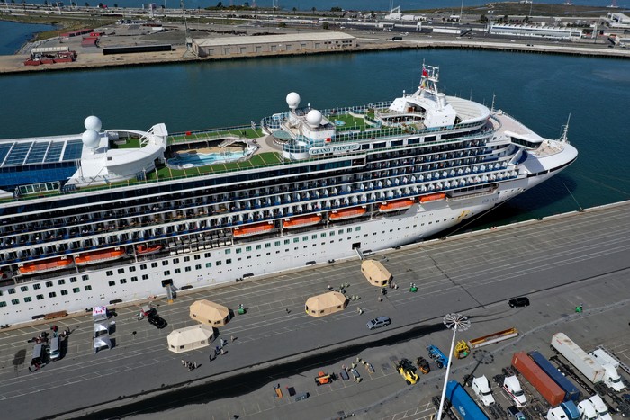 Kapal Pesiar Grand Princess Berlabuh di California Kapal pesiar Grand Princess yang mengangkut sejumlah penumpang yang positif corona berlabuh di California. Para penumpang diizinkan turun untuk jalani perawatan