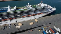 Kapal pesiar Grand Princess yang mengangkut 21 penumpang yang dinyatakan positif virus corona berlabuh di Oakland, California, Amerika Serikat, pada Senin (9/3/2020) waktu setempat.