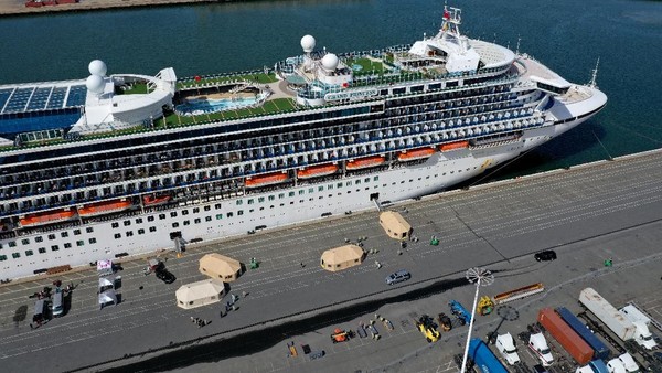 Kapal Pesiar yang Angkut Penumpang Positif Corona Bersandar di California