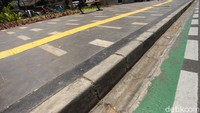 Hasilnya, jalur sepeda seakan hilang dan menyempit.