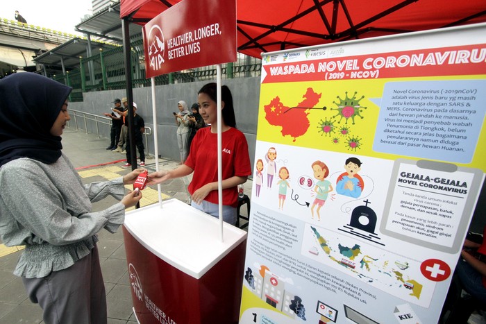Bagi-bagi Hand Sanitizer Gratis di Stasiun MRT Jakarta Ribuan botol hand sanitizer dibagikan gratis kepada para penumpang di Stasiun MRT Dukuh Atas, Jakarta.