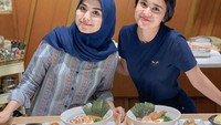 Wanita 23 tahun ini ternyata hobi masak. Kali ini Vebby belajar bikin ramen segar dengan topping chasu ayam dan pelengkap gyoza. Foto: Instagram vebbypalwinta