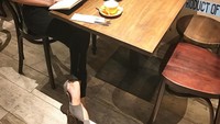 Secangkir kopi hangat dan sepotong pastry jadi teman santai Ayu Maulida. Ia menikmati waktu luang sambil membaca buku. Foto: instagram @ayumaulida97