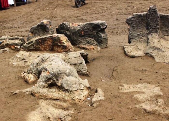 Batu Malin Kundang di Pantai Air Manis