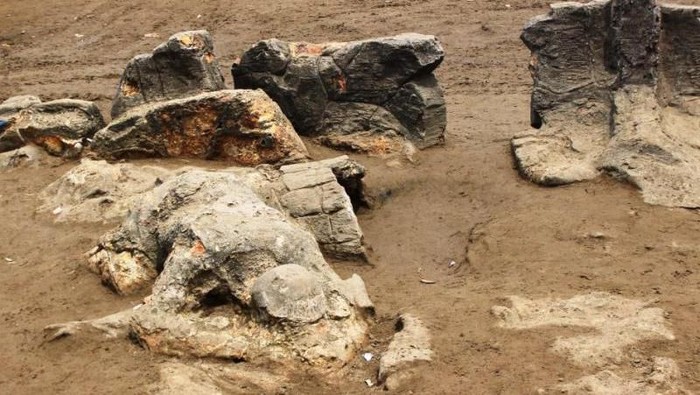 Batu Malin Kundang di Pantai Air Manis