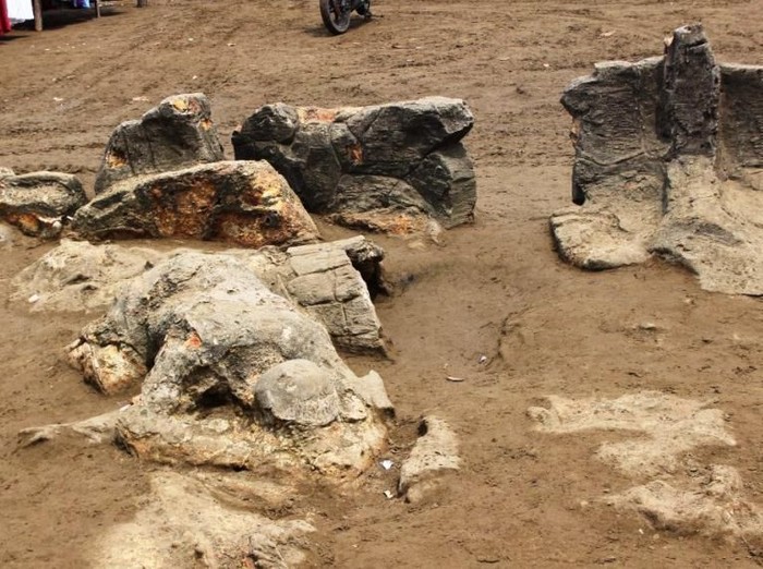 Batu Malin Kundang di Pantai Air Manis