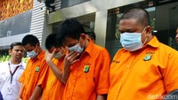 Total ada empat pelaku yang ditangkap oleh tim Subdit Cyber Crime Polda Metro Jaya, yakni ARS (26), DN (56), MR (33), dan H (19). Satu tersangka berinisial M masuk daftar pencarian orang (DPO).
