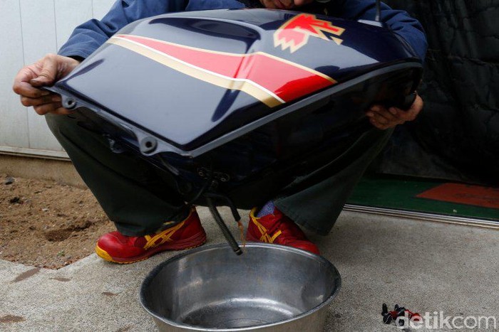 Bersihkan karat pada tangki bensin