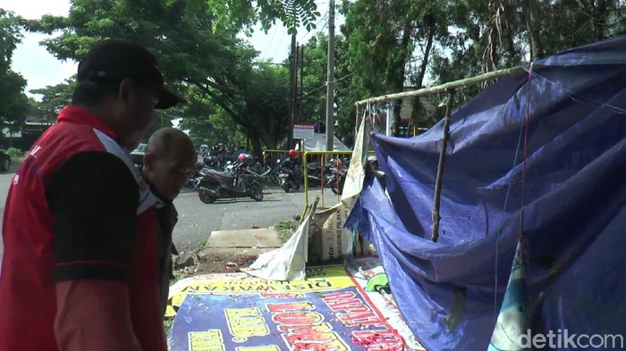 Lokasi mobil tabrak tenda buruh mogok kerja