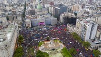 Ribuan wanita berkumpul di pusat Kota Buenos Aires, Argentina, Senin (9/3/2020) waktu setempat dalam rangka memperingati Hari Perempuan Internasional yang diperingati setiap tanggal 8 Maret. AP Photo/Julian Bongiovanni.