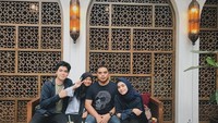 Kalau ini salah satu momen kulineran Vebby bersama keluarga. Sepertinya mereka tengah bersantap di restoran Timur Tengah. Foto: Instagram vebbypalwinta