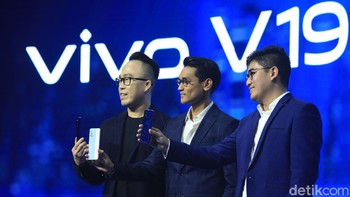 Menurut Senior Brand Director vivo Indonesia, Edy Kusuma, vivo V19 merupakan jawaban dari kebutuhan konsumen saat ini. Tampak penyanyi Afghan menggenggam vivo V19. Foto: Ari Saputra/detikcom