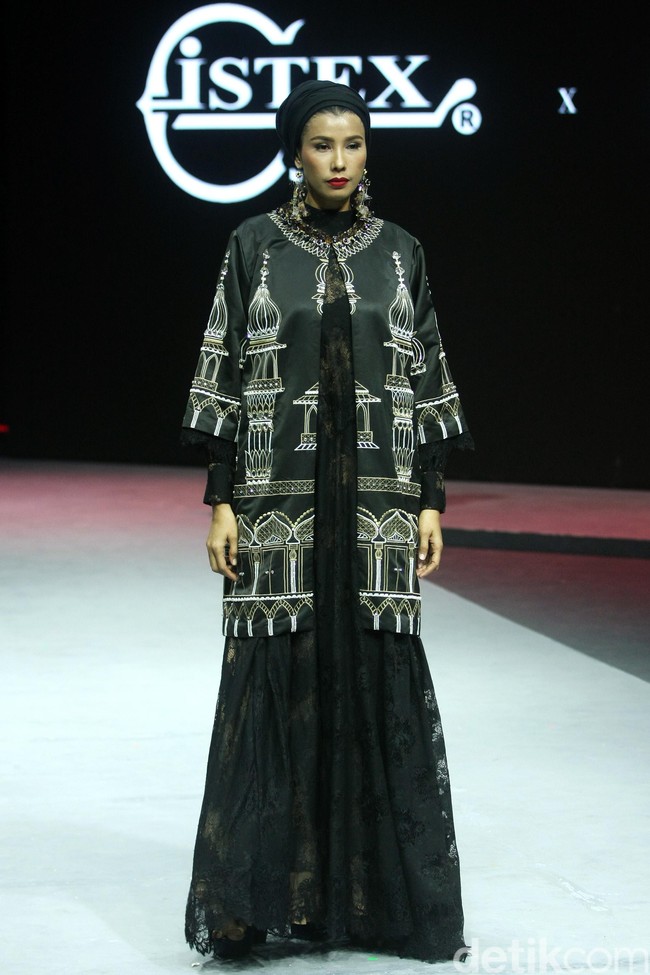 Desainer busana muslim Itang Yunasz menghadirkan koleksi busana muslim terbarunya bertajuk Opulence di Muslim Fashion Festival 2020, Jakarta Convention Center, Jakarta, Minggu [23/2/2020]. Foto: Mohammad Abduh/Wolipop.