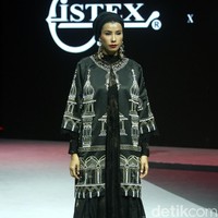 Desainer busana muslim Itang Yunasz menghadirkan koleksi busana muslim terbarunya bertajuk Opulence di Muslim Fashion Festival 2020, Jakarta Convention Center, Jakarta, Minggu [23/2/2020]. Foto: Mohammad Abduh/Wolipop.