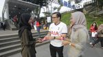 Bagi-bagi Hand Sanitizer Gratis di Stasiun MRT Jakarta