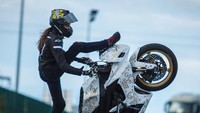Sarah terlihat seperti sedang melakukan tarian akrobatik. anggun, kuat dan bertekad. Tarian di atas aspal dengan wheelies, stoppies, drift, burnout dan gerakan akrobat lainnya. Saya fokus pada keseimbangan dan kelembutan, ujar Sarah.  Foto: Instagram @sarahlezito