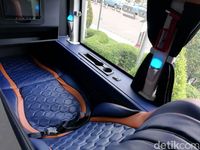 Jok sleeper bus bikin penumpangnya bisa rebahan. 