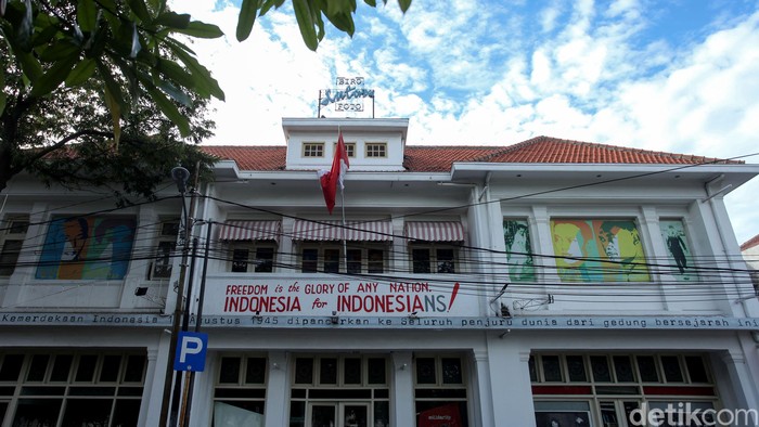 Akankah Bangunan Bersejarah Ini Hilang dan Beralih Fungsi? Sebuah bangunan cagar budaya yang menjadi tonggak sejarah perjuangan bangsa, Gedung Antara yang terletak di Kawasan Pasar Baru tengah mengalami polemik. Seperti apa?