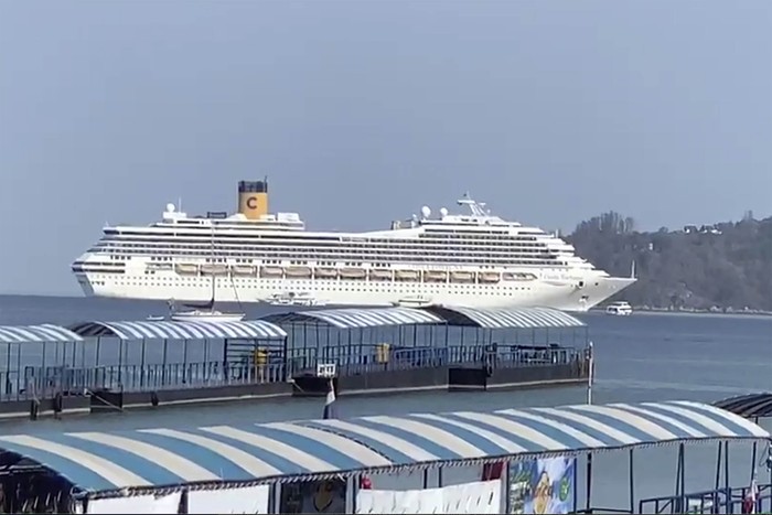 Kapal pesiar Costa Fortuna mendekati pelabuhan di Singapura, Selasa (10/3/2020). Singapura telah mengizinkan Costa Fortuna untuk berlabuh setelah ditolak oleh Thailand dan Malaysia.