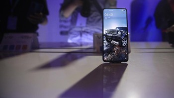 Layarnya menggunakan panel Super AMOLED berukuran 6,44 inch dengan resolusi FHD+. Layarnya mengusung desain yang dinamakan Ultra O Screen dengan lubang kamera depan berdiameter 2.98 mm, terkecil di kelasnya. Foto: Ari Saputra/detikINET