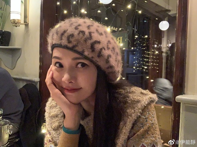 Saya berusia 52 tahun, saya menjalani kehidupan yang paling menyenangkan yang pernah saya alami dan saya memiliki senyum paling cemerlang, tulis Annie Yi. Foto: Instagam @annieyi0304