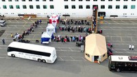 Dilansir dari CNN Indonesia, Tenda dan sederetan toilet portabel dipasang di dermaga Oakland untuk melakukan pemeriksaan medis, screening, dan wawancara para penumpang kapal pesiar Grand Princess. Para penumpang yang membutuhkan perawatan khusus diprioritaskan untuk meninggalkan kapal lebih dahulu.