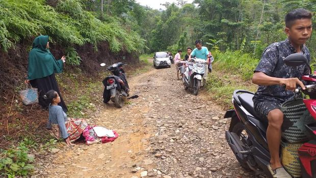 Akses ke Puskesmas Sejauh 20 Km, Warga Lebak Melahirkan di Jalan Rusak