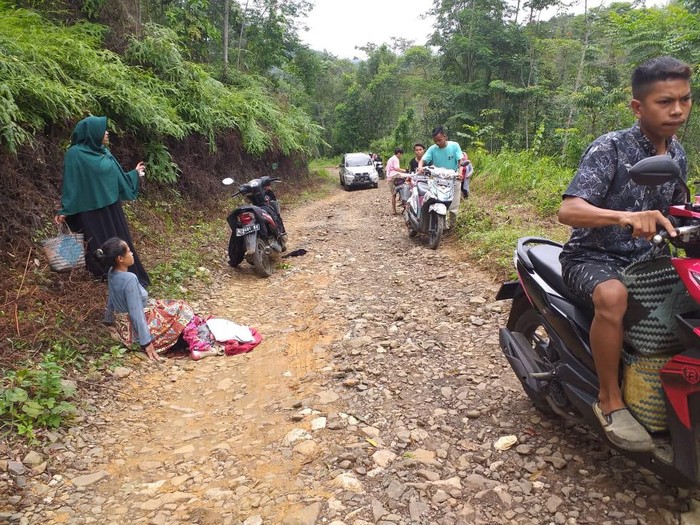 Ibu Warga Lebak Melahirkan di Jalan Rusak