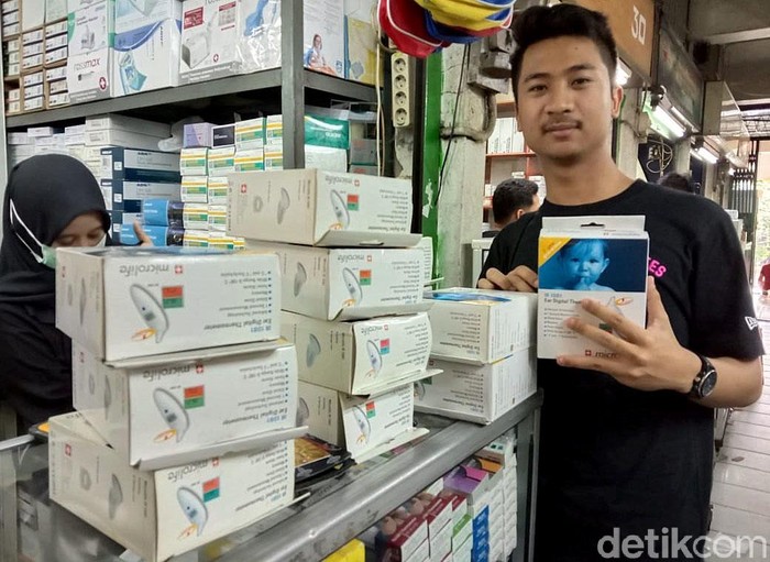 Geger Corona, Harga Thermo Gun Tembus Rp 2,2 Juta Selain masker dan hand sanitizer, alat pengukur suhu atau thermo gun juga diburu konsumen. Di Pasar Pramuka harga thermo gun tembus Rp 2,2 juta.