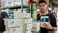 Pasar Pramuka masih diserbu masyarakat Jakarta dan sekitarnya yang mencari alat kesehatan. Mengingat saat ini jumlah warga negara Indonesia (WNI) yang positif terjangkit virus corona semakin bertambah.