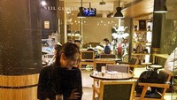 Perempuan yang juga hobi menyelam ini sesekali hangout ke kafe untuk sekedar bersantai. Segelas minuman sedang dinikmati Ayu Maulida. Foto: instagram @ayumaulida97