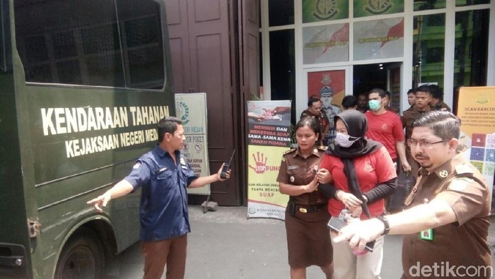 3 Tersangka pembunuhan hakim Jamaluddin diserahkan ke Kejari Medan. Kapolrestabes Medan Kombes Jhonny Eddizon Isir dan Kajari Medan Dwi Setyo Budi Utomo hadir.