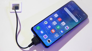 Adapun fitur lain yang tertanam pada layar V19 adalah teknologi Screen Touch ID yang memungkinkan pengguna membuka smartphone dengan piksel sidik jari lebih cepat. Foto: Ari Saputra/detikINET