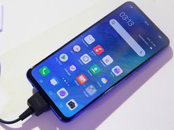 Menggenggam vivo V19 yang Memiliki Desain Menawan