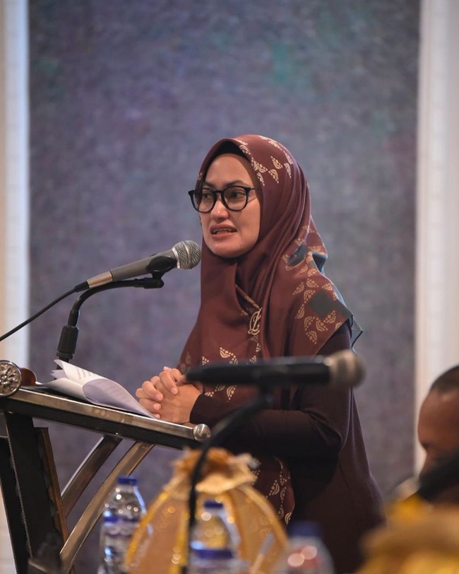 Indah Putri Indriani kerap memakai hijab motif yang simpel dan terlihat anggun yang ia bentuk menutupi dada. Foto: instagram @indahnyalutra.