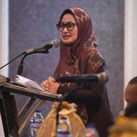 Indah Putri Indriani kerap memakai hijab motif yang simpel dan terlihat anggun yang ia bentuk menutupi dada. Foto: instagram @indahnyalutra.