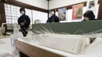 Masker kertas tersebut diletakkan berdekatan dengan fasilitas antiseptik gratis yang dapat digunakan oleh para pengunjung di Kuil Ninna-ji, Kyoto, Jepang.