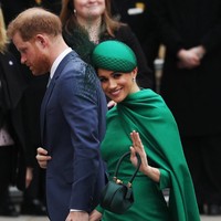 Warna hijau sering kali dihubungkan dengan alam dan secara emosional bisa memberi kesan tenang. Itulah sebabnya beberapa rumah sakit menggunakan warna hijau untuk seragam perawat dan staf karena akan menimbulkan efek tenang pada pasien. Selain itu hijau juga menyiratkan kesegaran, harmoni dan keseimbangan. Foto: Getty Images